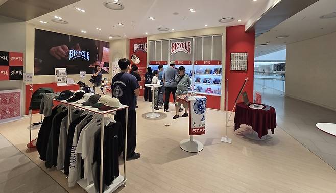 - 여의도 더현대 3층에서 운영 중인 바이시클 카드 팝업스토어