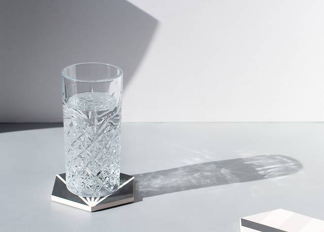 아침에 물을 마시는 습관은 지방 연소와 건강 관리에 이롭다. [사진=게티이미지뱅크]