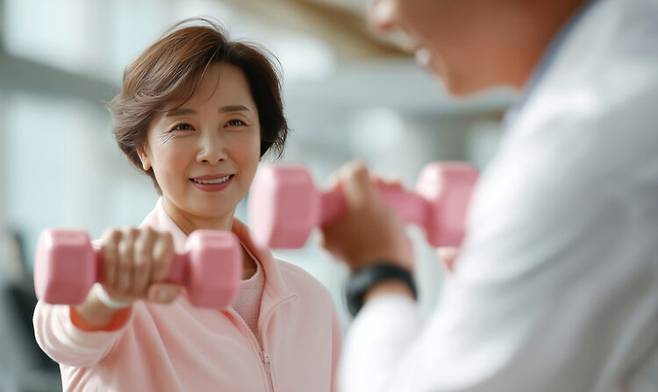 50대 이후에도 근력 운동을 해야 건강 증진에 도움이 된다. 근력 운동은 노화로 인한 근 손실을 방지하고, 뼈를 보호하고 뇌기능을 유지하는 데 도움이 된다. [사진=게티이미지뱅크]