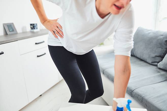 대한골대사학회 골밀도 검사 결과에 따르면 국내 70세 이상 여성의 60~70%가 골다공증을 앓고 있는 것으로 나타났다. 엉덩이관절(고관절)이 부러지면 1년 안에 여성 노인의 약 20%, 남성 노인의 약 37%가 숨진다는 연구 결과도 있다. [사진=게티이미지뱅크]
