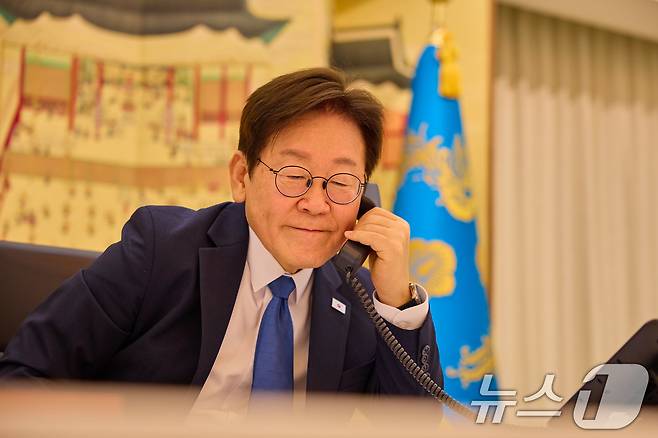 이재명 대통령이 28일 서울 한남동 관저에서 에모말리 라흐몬 타지키스탄 대통령과 통화를 하고 있다. (대통령실 제공. 재판매 및 DB 금지) 2025.8.28/뉴스1 ⓒ News1 이재명 기자