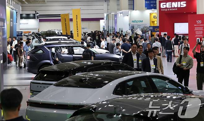 서울 강남구 코엑스에서 열린 'EV트렌드코리아 2025'가 관람객으로 붐비고 있다. 2025.6.4/뉴스1 ⓒ News1 박세연 기자