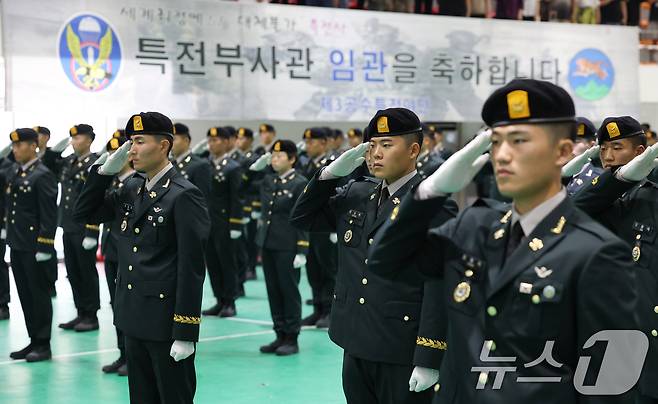 29일 오전 경기 광주시 육군 특수전학교에서 열린 '특전부사관 260기 임관식'에서 신임 특전부사관들이 경례를 하고 있다. 2025.8.29/뉴스1 ⓒ News1 김영운 기자