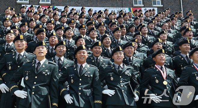29일 오전 경기 광주시 육군 특수전학교에서 열린 '특전부사관 260기 임관식'에서 신임 특전부사관들이 군가를 부르고 있다. 2025.8.29/뉴스1 ⓒ News1 김영운 기자