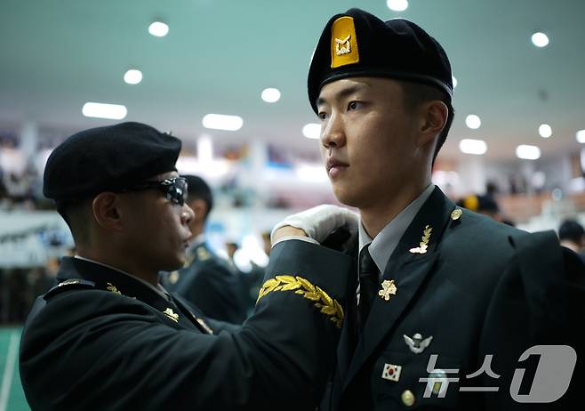 29일 오전 경기 광주시 육군 특수전학교에서 열린 '특전부사관 260기 임관식'에서 훈육관이 신임 특전부사관에게 계급장을 수여하고 있다. 2025.8.29/뉴스1 ⓒ News1 김영운 기자