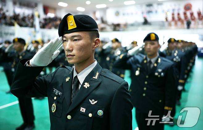 29일 오전 경기 광주시 육군 특수전학교에서 열린 '특전부사관 260기 임관식'에서 신임 특전부사관들이 경례를 하고 있다. 2025.8.29/뉴스1 ⓒ News1 김영운 기자