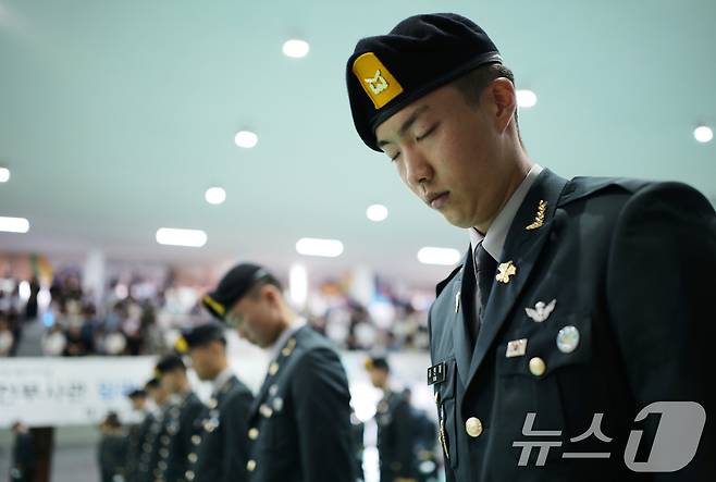 29일 오전 경기 광주시 육군 특수전학교에서 열린 '특전부사관 260기 임관식'에서 신임 특전부사관들이 묵념을 하고 있다. 2025.8.29/뉴스1 ⓒ News1 김영운 기자