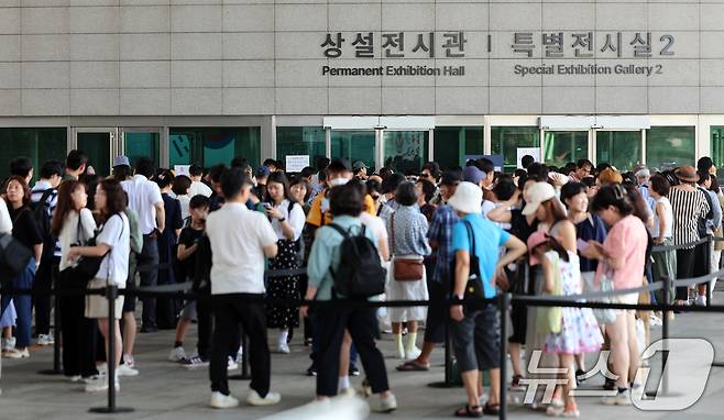 넷플릭스 애니메이션 영화 '케이팝 데몬 헌터스' 등 우리의 국가유산을 소재로 한 콘텐츠들이 전 세계적으로 인기를 얻고 있는 가운데 27일 오전 서울 용산구 국립중앙박물관 전시실 앞에서 관람객들이 줄을 서 입장을 기다리고 있다. 2025.8.27/뉴스1 ⓒ News1 황기선 기자