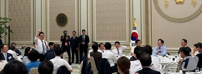 이재명 대통령 이 29일 청와대 영빈관으로 더불어민주당 의원들을 초청해 가진 오찬장에서 박지원 의원이 "지금은 이재명, 다음은 박지원이라고 대통령이 대선 선거 때  한 약속을 지켜 달라"고 발언, 이 대통령 등 참석자들이 폭소를 터뜨렸다. ( 문대림 의원 SNS 갈무리) ⓒ 뉴스1