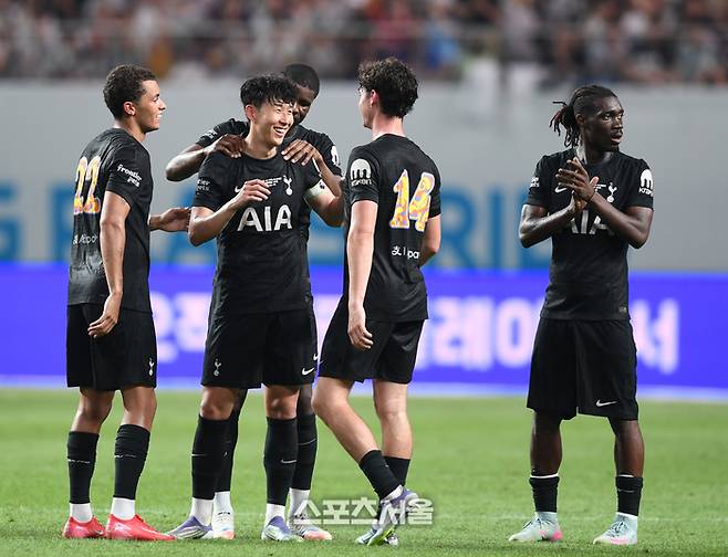 손흥민이 지난 3일 서울 월드컵경기장에서 열린 2025 쿠팡플레이 시리즈 뉴캐슬과 경기에서 토트넘 고별전을 치르고 교체돼 나오며 동료들과 인사를 하고 있다.  최승섭기자 thunder@sportsseoul.com