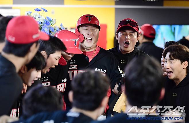 28일 인천 SSG랜더스필드에서 열린 KBO리그 SSG와 KIA의 경기. 9회 투런 홈런을 날린 KIA 최형우. 인천=송정헌 기자songs@sportschosun.com/2025.08.28/