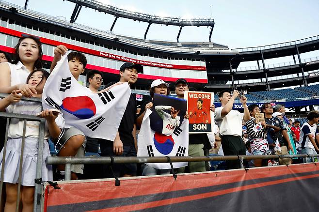FOXBOROUGH, MASSACHUSETTS - AUGUST 16: Fans Son Heung-Min #7 of Los Angeles FC hold flags of South Korea prior to the MLS match between New England Revolution and Los Angeles Football Club at Gillette Stadium on August 16, 2025 in Foxborough, Massachusetts.   Winslow Townson/Getty Images/AFP (Photo by Winslow Townson / GETTY IMAGES NORTH AMERICA / Getty Images via AFP)







<저작권자(c) 연합뉴스, 무단 전재-재배포, AI 학습 및 활용 금지>