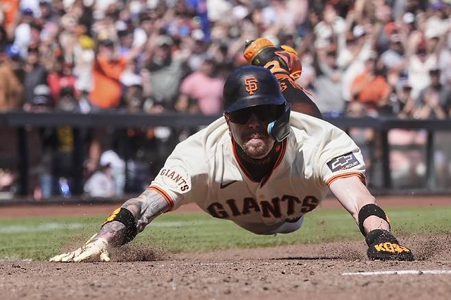 샌프란시스코 크리스티안 코스가 9회말 2루 대주자로 들어간 뒤 이정후의 끝내기 안타 때 홈으로 쇄도해 슬라이딩하고 있다. AP연합뉴스