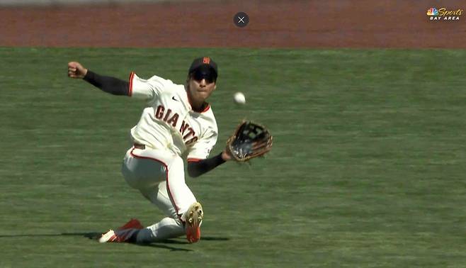 이정후가 9회초 피트 크로우-암스트롱의 우중간 안타성 타구를 슬라이딩해 잡아내고 있다. 사진=MLB.TV 캡처