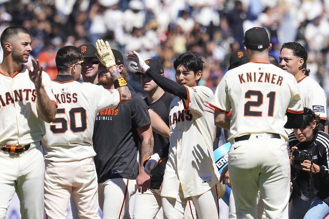 샌프란시스코 선수들이 9회말 끝내기 안타를 친 이정후에 몰려들어 하이파이브를 하고 있다. AP연합뉴스