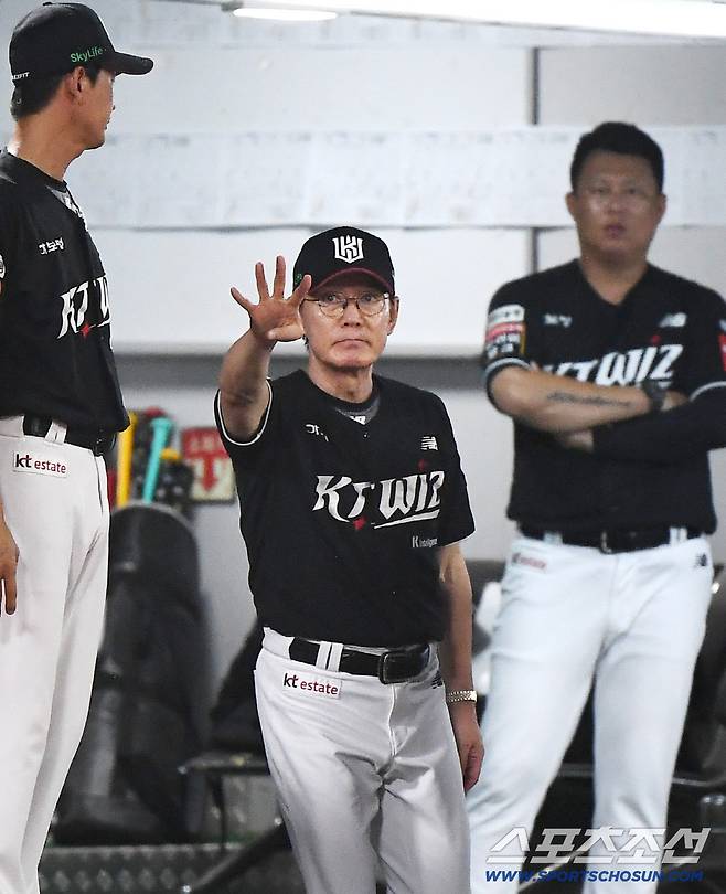 지체 없이 손가락 4개를 편 이강철 감독