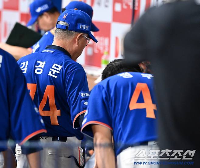 김경문 감독의 칭찬에 고개 숙여 인사하며 감사함을 전하는 정우주. 정우주는 7회말 무사 1,2루 위기에 등판헤 3개의 아웃카운트를 모두 3구 삼진으로 처리했다. 고척=허상욱 기자