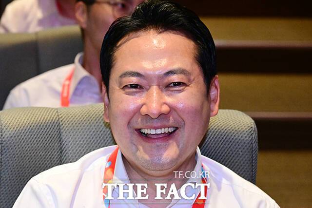 장동혁 국민의힘 대표가 28일 오후 인천 중구 인천국제공항공사 항공교육원에서 열린 '2025 국민의힘 국회의원 연찬회'에 참석해 미소짓고 있다. /인천=남윤호 기자