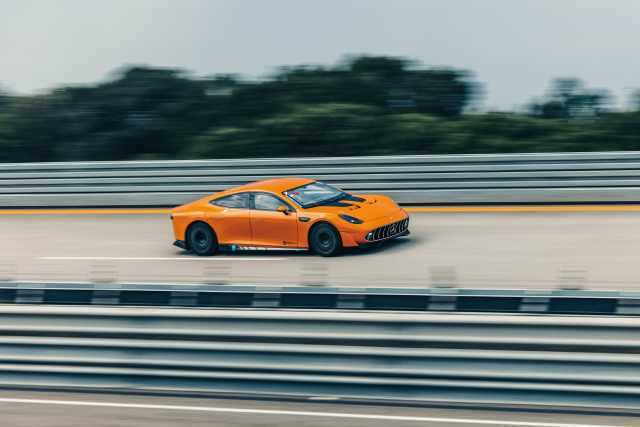 메르세데스-벤츠는 최근 이탈리아 나르도에 있는 고속 테스트 트랙에서 콘셉트 AMG GT XX가 24시간 동안 5479km를 주행해 장거리 주행 신기록을 세웠다고 밝혔다. 전기 콘셉트카 '콘셉트 AMG GT XX'. /벤츠코리아