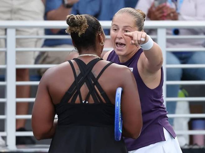 경기에서 패한 후 타운젠트에게 언쟁을 벌인 오스타펜코