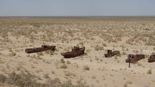 우즈베키스탄 카라칼파크스탄 자치공화국 무이낙(Moynaq) 소재 아랄해(Aral Sea) 전경. 사막화가 진행되면서 이른바 '배들의 무덤'으로 불린다. [외교부 공동취재단]