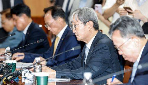이찬진 금융감독원장(오른쪽 두번째)이 28일 서울 중구 은행회관에서 열린 '금융감독원장-은행장 간담회'에 참석해 모두발언 하고 있다. 왼쪽부터 윤호영 카카오뱅크 대표, 김태한 경남은행장, 이환주 국민은행장, 이 원장, 정상혁 신한은행장. 2025.8.28 강진형 기자