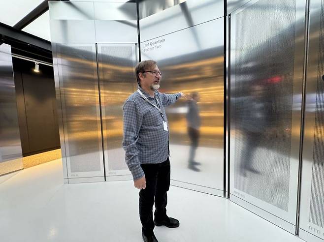 스콧 크라우더 IBM 부사장이 뉴욕 요크타운 하이츠 소재 왓슨연구소에 설치된 최신 양자컴퓨터 '퀀텀 시스템 투'에 대해 설명하고 있다. 사진=백종민 테크 스페셜리스트