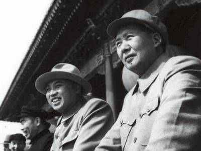 1954년 10월 1일 중국 건국 5주년 경축식에 참석하기 위해 베이징을 방문한 김일성(오른쪽 둘째) 북한 주석이 톈안먼 망루 위에서 마오쩌둥(오른쪽) 당시 중국 주석과 함께 열병식을 보고 있다. 이 경축식에는 니키타 흐루쇼프 소련 공산당 서기장 등도 참석했다./경화시보 자료