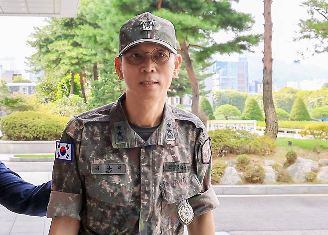 김용대 드론작전사령관이 28일 오전 서울 서초구 서울고등검찰청에 마련된 내란 특검팀(특별검사 조은석) 사무실로 조사를 받기 위해 들어서고 있다. /뉴스1