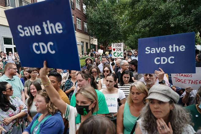 28일 미국 애틀랜타의 질병통제예방센터(CDC) 본부 앞에서 CDC 직원들과 지지자들이 최근 도널드 트럼프 미 대통령에게 해임되거나 자진해 사표를 낸 CDC 관계자들을 지지하는 시위를 벌이고 있다. /AFP 연합뉴스