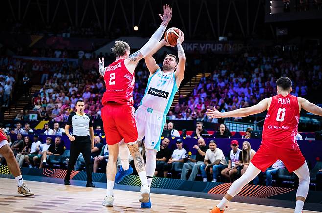 슬로베니아의 루카 돈치치가 29일 폴란드와 벌인 유로바스켓(유럽 농구선수권) D조 1차전에서 슈팅을 시도하고 있다. /FIBA