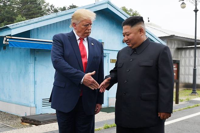 2019년 6월 30일 도널드 트럼프 대통령이 판문점에서 김정은 북한 국무위원장과 만나고 있다. /AP 연합뉴스
