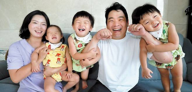 지난 20일 세종시 자택 소파에 앉은 채 웃고 있는 임지명·장은혁씨 가족 모습. 사진 왼쪽부터 임씨, 둘째 딸 하리, 셋째 아들 하오, 남편 장은혁씨, 첫째 아들 하다. /신현종 기자
