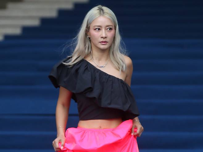가수 황보가 6일 서울 중구 동대문 DDP에서 열린 ‘2024 S/S 서울패션위크’ 메종니카(MAISON NICA) 컬렉션에 참석하고 있다./뉴스1