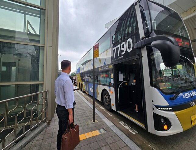 경기도 2층 버스를 기다리고 있는 시민의 모습. /경기도