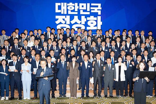 정청래 더불어민주당 대표, 김병기 원내대표를 비롯한 의원들이 29일 인천 중구 파라다이스시티 컨벤션센터에서 열린 2025 정기국회 더불어민주당 국회의원 워크숍에서 결의문을 낭독하며 구호를 외치고 있다. /뉴스1
