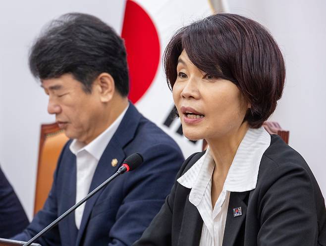 한정애 더불어민주당 정책위의장(오른쪽)이 지난 28일 국회에서 열린 정책조정회의에서 발언하고 있다. /연합뉴스