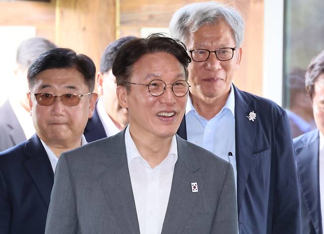 김민석 국무총리(가운데)와 박관천 대통령경호처 정책관(왼쪽), 유홍준 국립중앙박물관장이 29일 경북 경주시 플레이스씨 갤러리에서 열린 APEC 문화·관광 분야 현장점검 회의에 참석하고 있다. /연합뉴스