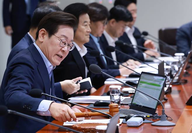 이재명 대통령이 29일 서울 용산 대통령실 청사에서 열린 임시 국무회의에서 의사봉을 두드리며 개회 선언을 하고 있다. /연합뉴스