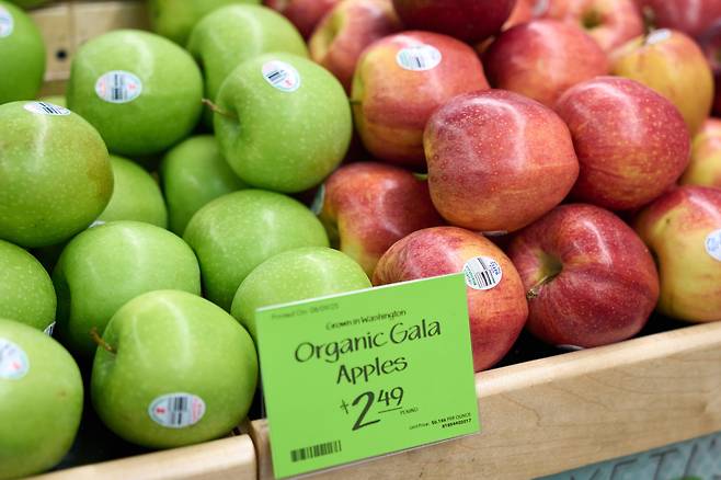 미국 캘리포니아주 로스앤젤레스의 한 식품 매장에 사과가 진열된 모습. /연합뉴스