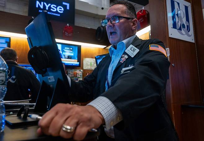 뉴욕증권거래소(NYSE) 트레이더들의 모습./AFP 연합뉴스