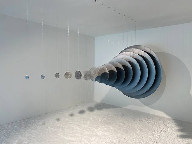 한국 전통에서 영감을 얻은 다양한 아트 퍼니처 및 디자인 작업을 선보이는 작가 듀오 ‘왈자’의 설치 작업물(사진 이승연 기자)