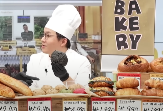 슈카가 ‘ETF 베이커리’에서 판매될 빵을 들고 설명하는 모습. 유튜브 슈카월드 코믹스 캡처