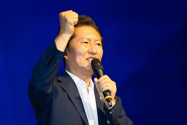 정청래 더불어민주당 대표가 29일 인천 중구 파라다이스시티 컨벤션센터에서 열린 2025 정기국회 더불어민주당 국회의원 워크숍에서 인사말 중 구호를 외치고 있다. 2025.8.29 (인천=뉴스1)