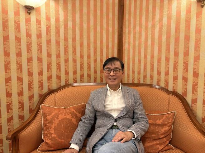 EKC 2025 행사장 인근 호텔에서 인터뷰 중인 김성근 포스텍 총장. 한국과학기자협회 공동취재단 제공