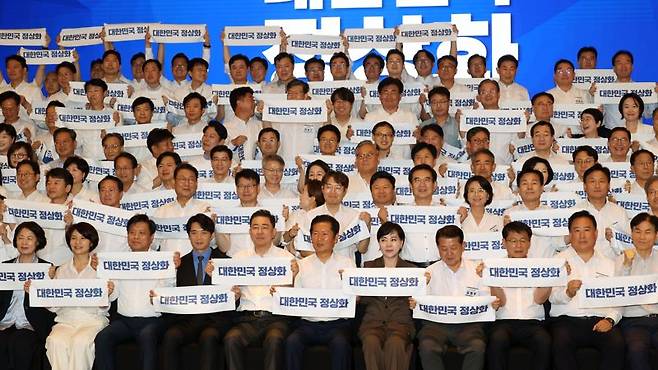 2025 정기국회 더불어민주당 국회의원 워크숍이 28일 오후 인천 중구 파라다이스시티 호텔에서 열렸다. 참석한 의원들이 단체 기념촬영을 하고 있다. 사진=서동일 기자