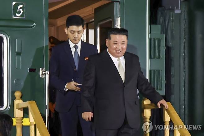 김정은 북한 국무위원장이 지난 2023년 9월 12일  연해주 하산역에 도착해 전용열차에서 내리고 있다. 연합뉴스