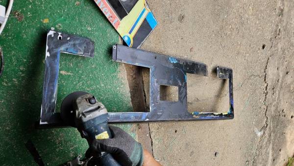 그런데 그라인더로도 도저히 스티커가 지워지지 않는다...