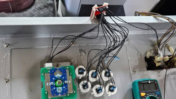 네오지오의 2열 15핀 구성으로 활용하기 위해 별도의 PCB를 통해 작업했다