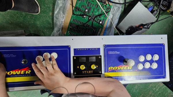 스티커를 떼어내고 패널 스티커 작업을 완료했다